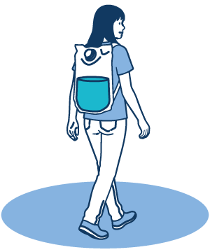 給水バッグを背負い両手を空けて歩く女性のイラスト